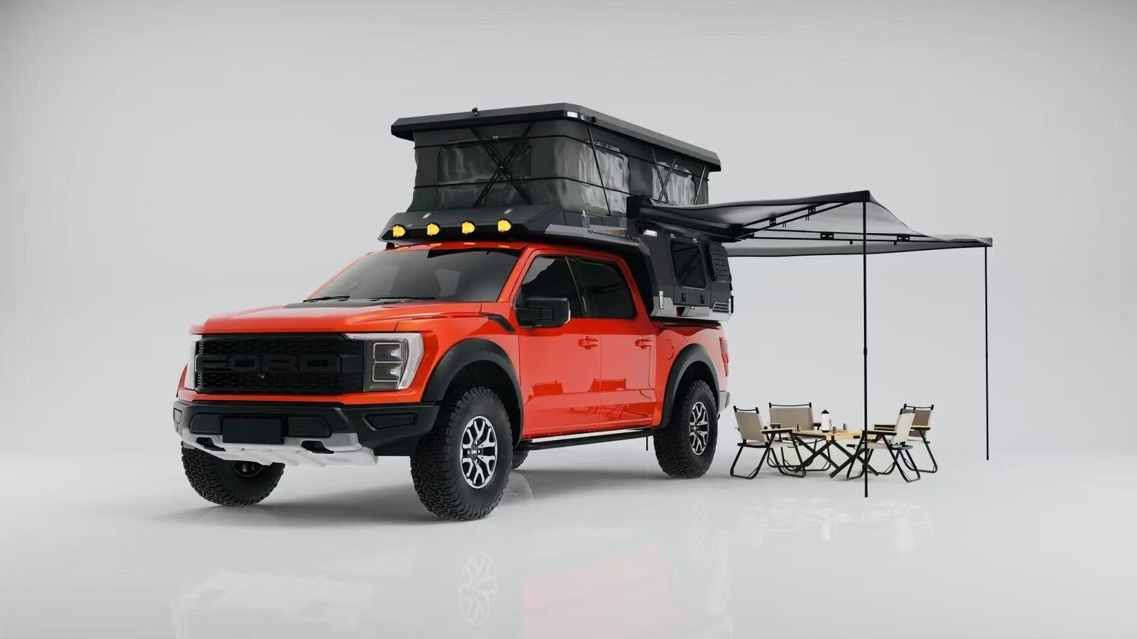 Pickup med pickup camper og hevet tak, markise slått ut