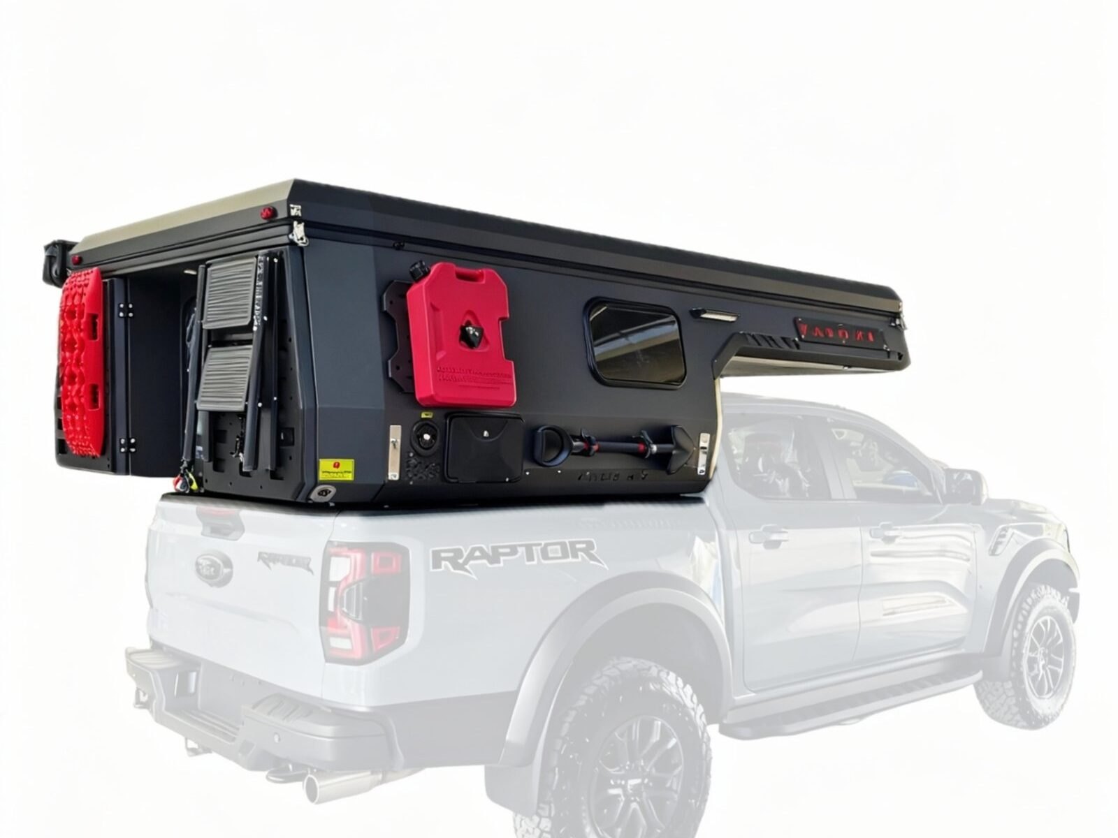 Mørk pickup camper med utvendig utstyr og pop-up-tak